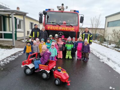 Vertreter der freiwilligen Feuerwehr Gompertshausen übergaben der Kita Regenbogen neue Ausrüstungsgegenstände und einen neuen Tankwagen.