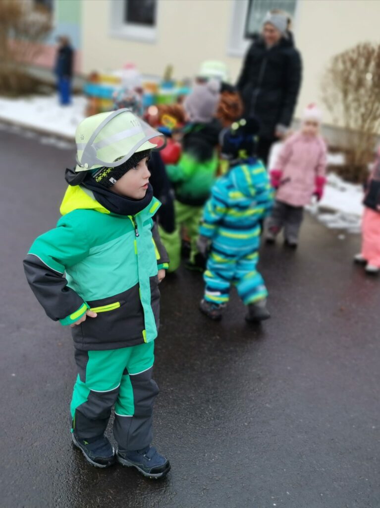 Neue Feuerwehr-Ausrüstung für den Kindergarten