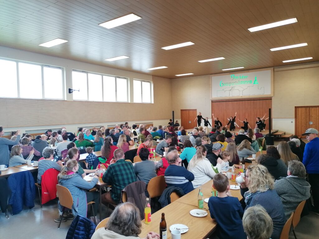 Der Einladung zum Tanzgruppenfest folgten über 100 Besucher in den Saal in Gompertshausen