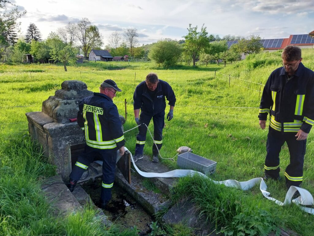 Die Freiwillige Feuerwehr Gompertshausen reinigte den Trinkbrunnen