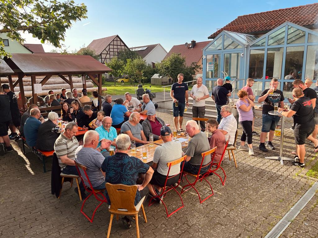 Der Biergarten des Gasthaus zur Linde war mit etwa 50 Gästen gut besucht